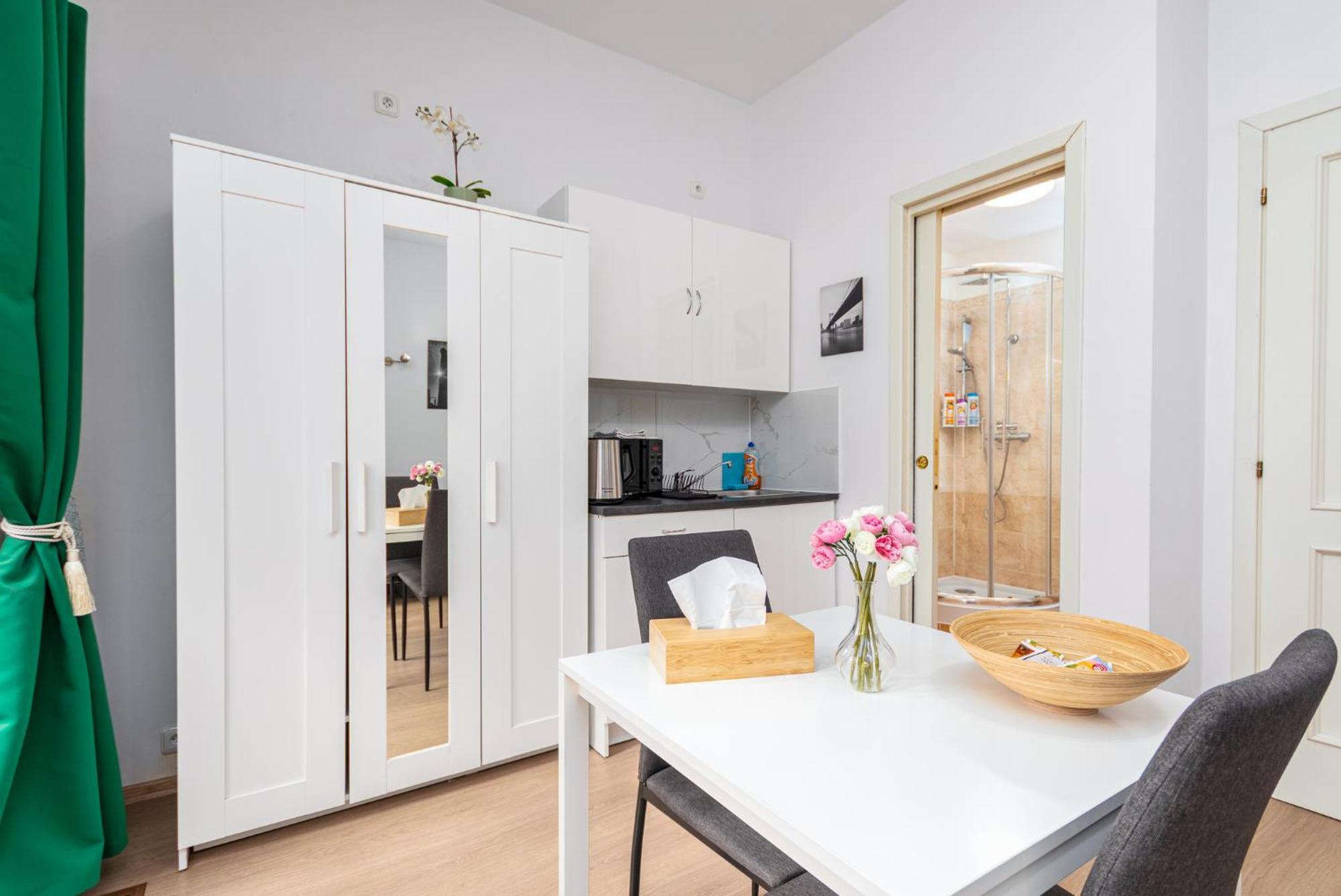 Private Retreat Close To Stations In 3 * Praga